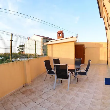 Seaside Retreat: 2-bedroom With Pool In Apartment Mogro