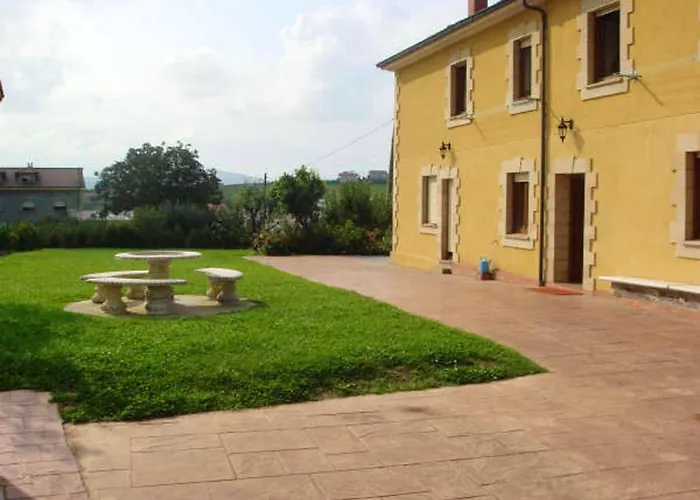 Apartment Seaside Retreat: 2-bedroom With Pool In