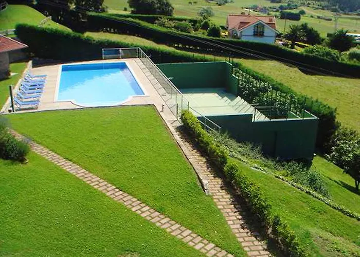 Seaside Retreat: 2-bedroom With Pool In Apartment *